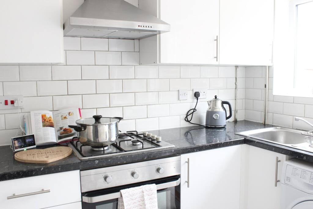 Private & Comfortable 2 Bedroom Home Away From Home Стэнвэлл Экстерьер фото